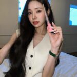 Song Jia Instagram - #광고 프링이들♥ 오늘 피부랑 속눈썹 어때요? 기초부터 마스카라까지 #네오젠 제품으로 연출해봤어요 정말 애정하는 찐-애정템인데, 우리 프링이들한테만 뷰티 꿀템 살짝쿵 공개해볼게요!💖 💗먼저 마스카라는 슬림 메탈 마스카라예요! 요즘 인형속눈썹 유행이니까 🥰 이거 아침에 바르면 저녁까지 인형 속눈썹 같은 C컬이 그대로 유지되는데, 대박이죠?! 💙그리고 이건 정말 N병템인데 나이아신아마이드 15% 세럼이에요 한 번 바르면 속부터 차오르는 미백 광채✨가 뭔지 딱! 느껴질 거예요 (이 세럼 바르고 메이크업하면 밀림 없음) 💛마지막으로 레몬 필링 패드!! 올영 2관왕한 패드인데 각질은 제거하고 광채 충전까지 한 번에 할 수 있는 꿀템🍋그리고 패드 한 장으로 토너랑 필링이 가능한 양면 패드니까 완전 가성비템이라능고🫶🏻 주목📢 이건 우리 프링이들한테만 알려주는건데 1월 15일 월요일 저녁 8시 30분에 카카오 쇼핑 라이브에서 최대 69% 할인가로 만나볼 수 있다니까, 우리 프링이들 절대 놓치지말기😎 @neogen_official @neogen_jp
