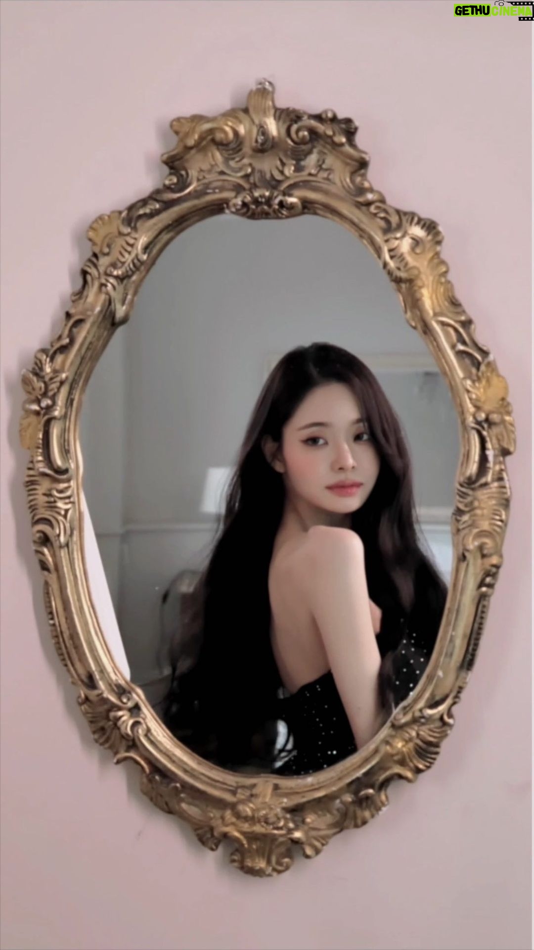 Song Jia Instagram - #광고 @cetorialkorea 프링이들 오늘은 비건 제품으로 메이크업을 해보았어요.🤍 컨실러 팁이 내장 되어있는 파운데이션은 파데 겸 컨실러로 쓸 수 있어 특별해요😉 아이홀과 애교살을 쉽게 채우고, 좁은 면으로는 포인트 아이 메이크업도 할 수 있는 스틱 섀도우로 아이 메이크업도 쓱!! 립스틱은 솔티 핑크를 발라봤어요. 순수 비건 메이크업 어때요 어때용? 🎀💕💄 #비건뷰티 #비건화장품 #비건파데 #비건컨실러 #비건새도우 #비건립스틱 #엘에이브리즈 #세토리얼 #cetorial