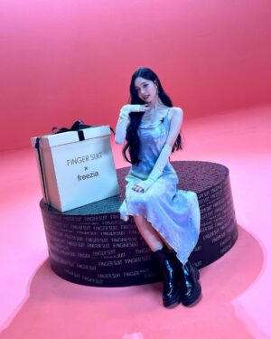 Song Jia Instagram - 🩵 @fingersuit_jp  #フィンガースーツ #韓国ネイル #ネイルチップ #セルフネイル