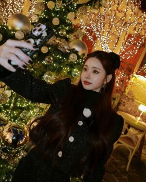 Song Jia Instagram - 추워도 겨울을 사랑하는 이유 ,, 연말 분위기 넘무좋아 🖤🕯️✨