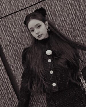 Song Jia Instagram - 추워도 겨울을 사랑하는 이유 ,, 연말 분위기 넘무좋아 🖤🕯️✨