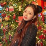 Song Jia Instagram - 추워도 겨울을 사랑하는 이유 ,, 연말 분위기 넘무좋아 🖤🕯️✨
