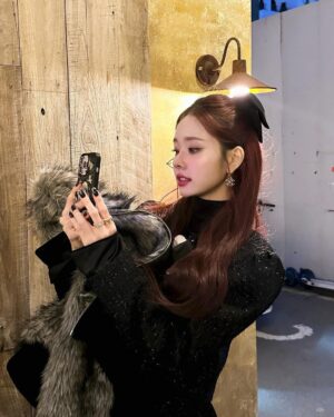 Song Jia Instagram - 추워도 겨울을 사랑하는 이유 ,, 연말 분위기 넘무좋아 🖤🕯️✨