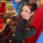 Song Jia Instagram - 추워도 겨울을 사랑하는 이유 ,, 연말 분위기 넘무좋아 🖤🕯️✨