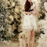 Song Jia Instagram – 첫 가족사진 🐩🐾📸 
예쁜 추억 남겨주신 @choimoon_artisan @andrewkwon_studio 
감사합니다🫶🏻🎄🤍🪽 
곧 유튜브로 영상도 공유할게요 
프링이들 행복한 연말 보내용❄️⛸️