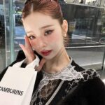 Song Jia Instagram - #광고 탬버린즈의 새로운 퍼퓸 컬렉션 🥚더 에그 퍼퓸🥚 메인 향수인 펌키니는 코코넛밀크향이 오묘하고 매력적이었어요🎃🥥 악세사리로 스타일링 할 수 있는 펄 케이스는 내일! 18일 토요일부터 오직 탬버린즈 성수 플래그십 스토어에서 선착순 한정수량이니까 절대 놓치지말기 ,,🤍 너무너무 귀여운 에그립밤도 있는데 내 픽은 핑크케이스 로즈우디 🌹🌷 #탬버린즈 #TAMBURINS #탬버린즈성수 #PUMKINI @tamburinsofficial