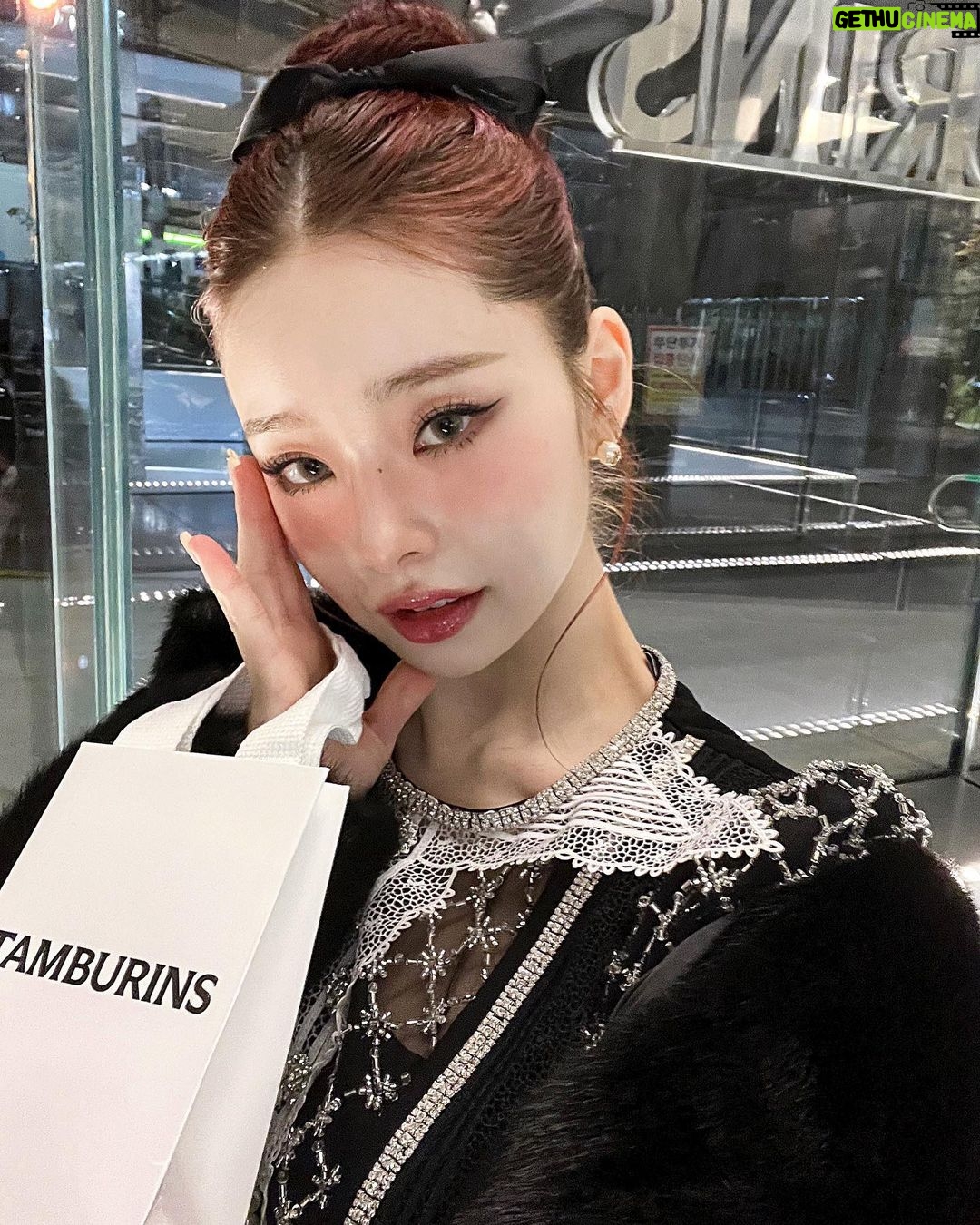 Song Jia Instagram - #광고 탬버린즈의 새로운 퍼퓸 컬렉션 🥚더 에그 퍼퓸🥚 메인 향수인 펌키니는 코코넛밀크향이 오묘하고 매력적이었어요🎃🥥 악세사리로 스타일링 할 수 있는 펄 케이스는 내일! 18일 토요일부터 오직 탬버린즈 성수 플래그십 스토어에서 선착순 한정수량이니까 절대 놓치지말기 ,,🤍 너무너무 귀여운 에그립밤도 있는데 내 픽은 핑크케이스 로즈우디 🌹🌷 #탬버린즈 #TAMBURINS #탬버린즈성수 #PUMKINI @tamburinsofficial