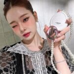 Song Jia Instagram - #광고 탬버린즈의 새로운 퍼퓸 컬렉션 🥚더 에그 퍼퓸🥚 메인 향수인 펌키니는 코코넛밀크향이 오묘하고 매력적이었어요🎃🥥 악세사리로 스타일링 할 수 있는 펄 케이스는 내일! 18일 토요일부터 오직 탬버린즈 성수 플래그십 스토어에서 선착순 한정수량이니까 절대 놓치지말기 ,,🤍 너무너무 귀여운 에그립밤도 있는데 내 픽은 핑크케이스 로즈우디 🌹🌷 #탬버린즈 #TAMBURINS #탬버린즈성수 #PUMKINI @tamburinsofficial
