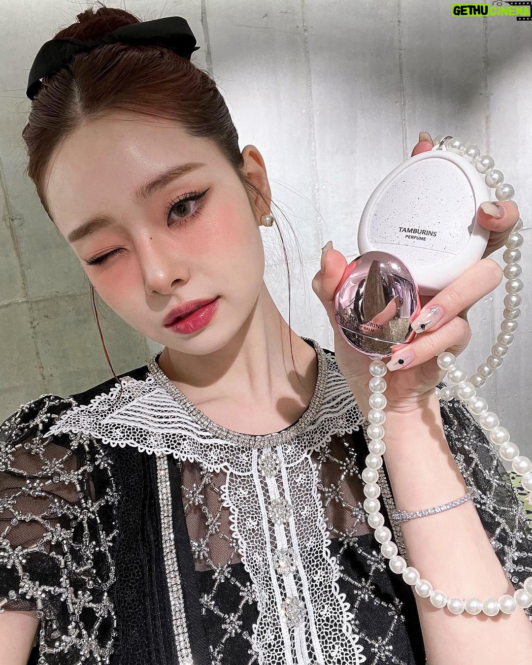 Song Jia Instagram - #광고 탬버린즈의 새로운 퍼퓸 컬렉션 🥚더 에그 퍼퓸🥚 메인 향수인 펌키니는 코코넛밀크향이 오묘하고 매력적이었어요🎃🥥 악세사리로 스타일링 할 수 있는 펄 케이스는 내일! 18일 토요일부터 오직 탬버린즈 성수 플래그십 스토어에서 선착순 한정수량이니까 절대 놓치지말기 ,,🤍 너무너무 귀여운 에그립밤도 있는데 내 픽은 핑크케이스 로즈우디 🌹🌷 #탬버린즈 #TAMBURINS #탬버린즈성수 #PUMKINI @tamburinsofficial