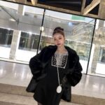Song Jia Instagram - #광고 탬버린즈의 새로운 퍼퓸 컬렉션 🥚더 에그 퍼퓸🥚 메인 향수인 펌키니는 코코넛밀크향이 오묘하고 매력적이었어요🎃🥥 악세사리로 스타일링 할 수 있는 펄 케이스는 내일! 18일 토요일부터 오직 탬버린즈 성수 플래그십 스토어에서 선착순 한정수량이니까 절대 놓치지말기 ,,🤍 너무너무 귀여운 에그립밤도 있는데 내 픽은 핑크케이스 로즈우디 🌹🌷 #탬버린즈 #TAMBURINS #탬버린즈성수 #PUMKINI @tamburinsofficial