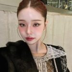 Song Jia Instagram - #광고 탬버린즈의 새로운 퍼퓸 컬렉션 🥚더 에그 퍼퓸🥚 메인 향수인 펌키니는 코코넛밀크향이 오묘하고 매력적이었어요🎃🥥 악세사리로 스타일링 할 수 있는 펄 케이스는 내일! 18일 토요일부터 오직 탬버린즈 성수 플래그십 스토어에서 선착순 한정수량이니까 절대 놓치지말기 ,,🤍 너무너무 귀여운 에그립밤도 있는데 내 픽은 핑크케이스 로즈우디 🌹🌷 #탬버린즈 #TAMBURINS #탬버린즈성수 #PUMKINI @tamburinsofficial