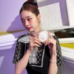 Song Jia Instagram - #광고 탬버린즈의 새로운 퍼퓸 컬렉션 🥚더 에그 퍼퓸🥚 메인 향수인 펌키니는 코코넛밀크향이 오묘하고 매력적이었어요🎃🥥 악세사리로 스타일링 할 수 있는 펄 케이스는 내일! 18일 토요일부터 오직 탬버린즈 성수 플래그십 스토어에서 선착순 한정수량이니까 절대 놓치지말기 ,,🤍 너무너무 귀여운 에그립밤도 있는데 내 픽은 핑크케이스 로즈우디 🌹🌷 #탬버린즈 #TAMBURINS #탬버린즈성수 #PUMKINI @tamburinsofficial