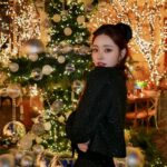 Song Jia Instagram - 추워도 겨울을 사랑하는 이유 ,, 연말 분위기 넘무좋아 🖤🕯️✨