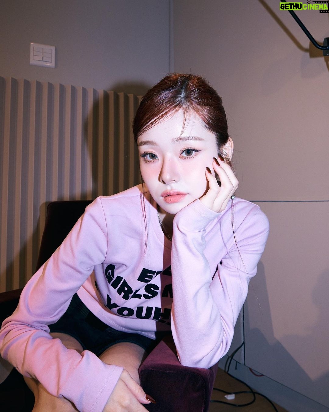 Song Jia Instagram - #광고 @youhee.official 고급스러운 공간과도 잘 어울리는 유희🤍 여러분 ! 내일 저녁 7시에 무신사에서 유희 라이브가 진행 된다고 해요🤩 링크는 스토리로! #유희 #YOUHEE