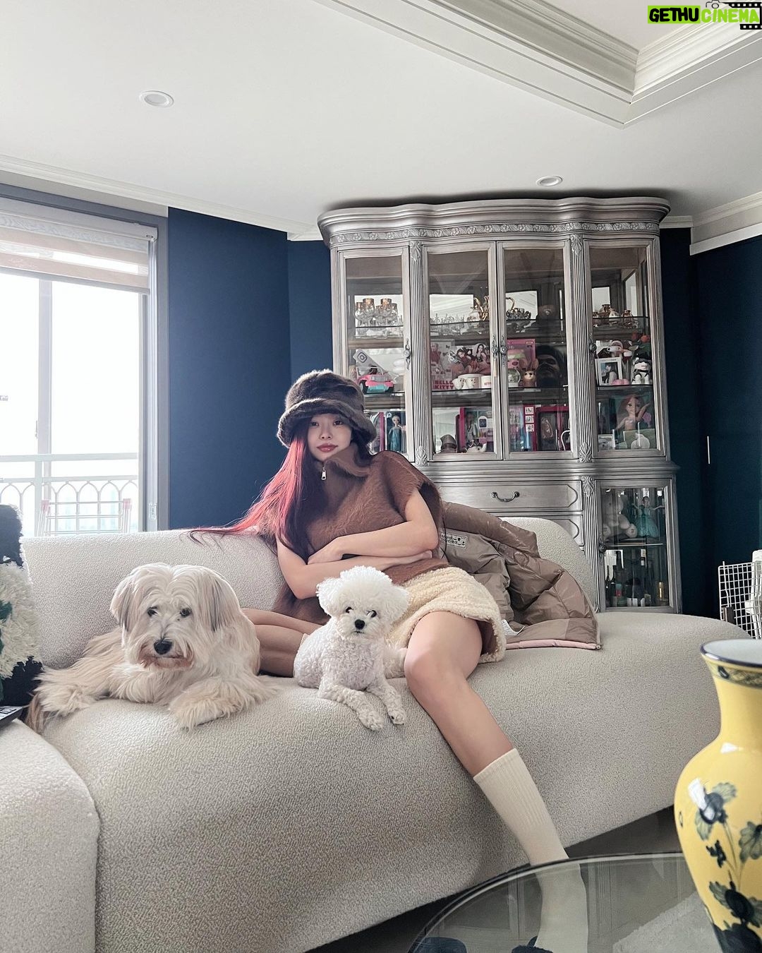 Song Jia Instagram - 곰돌이모자쓰고 니트입고 어그신구~ 준비끝🧸🤎🍂