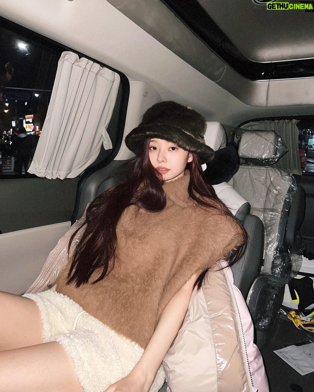 Song Jia Instagram - 곰돌이모자쓰고 니트입고 어그신구~ 준비끝🧸🤎🍂