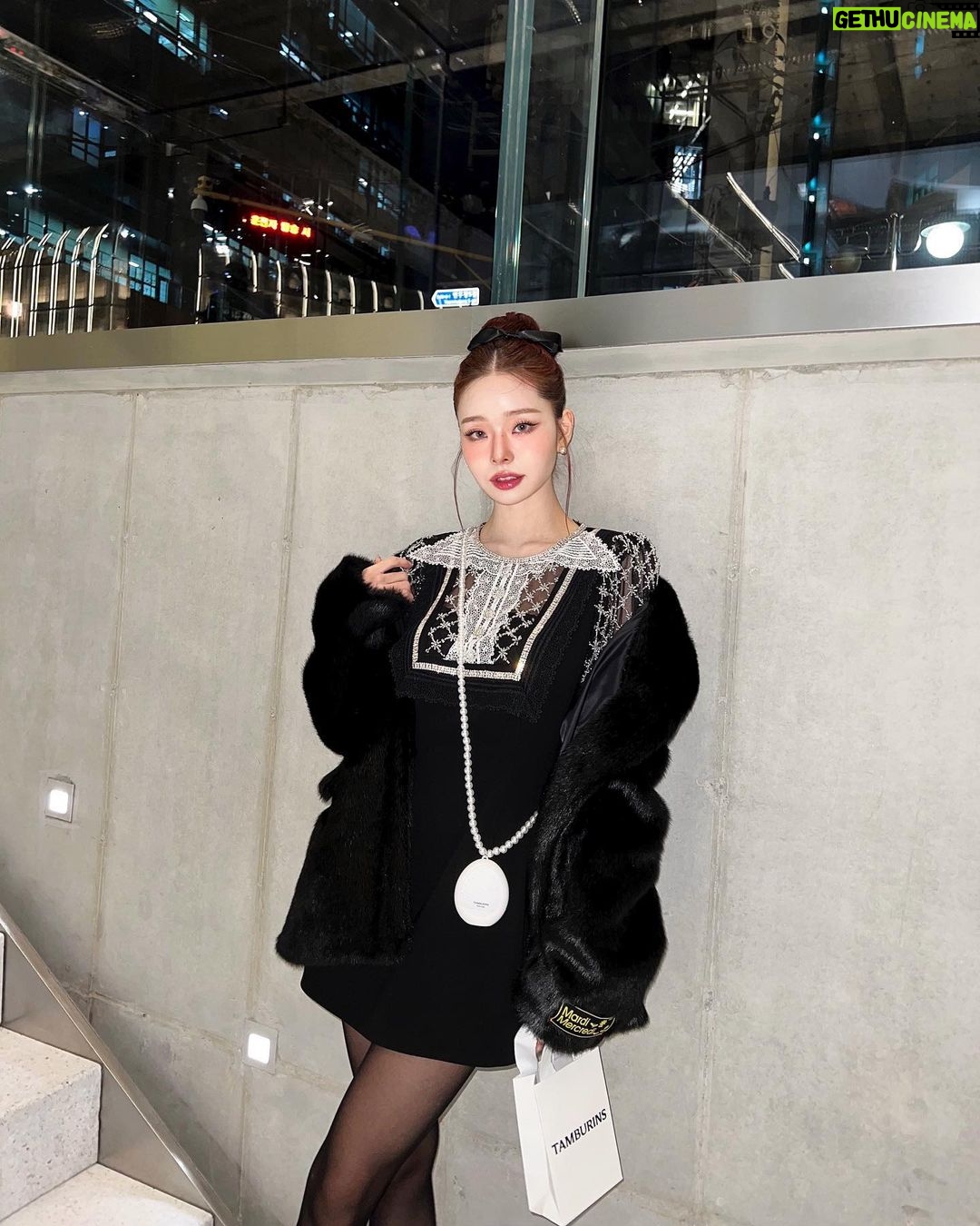 Song Jia Instagram - #광고 탬버린즈의 새로운 퍼퓸 컬렉션 🥚더 에그 퍼퓸🥚 메인 향수인 펌키니는 코코넛밀크향이 오묘하고 매력적이었어요🎃🥥 악세사리로 스타일링 할 수 있는 펄 케이스는 내일! 18일 토요일부터 오직 탬버린즈 성수 플래그십 스토어에서 선착순 한정수량이니까 절대 놓치지말기 ,,🤍 너무너무 귀여운 에그립밤도 있는데 내 픽은 핑크케이스 로즈우디 🌹🌷 #탬버린즈 #TAMBURINS #탬버린즈성수 #PUMKINI @tamburinsofficial