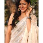 Soniya Bansal Instagram - Life becomes easier and more beautiful when we can see the good in other people