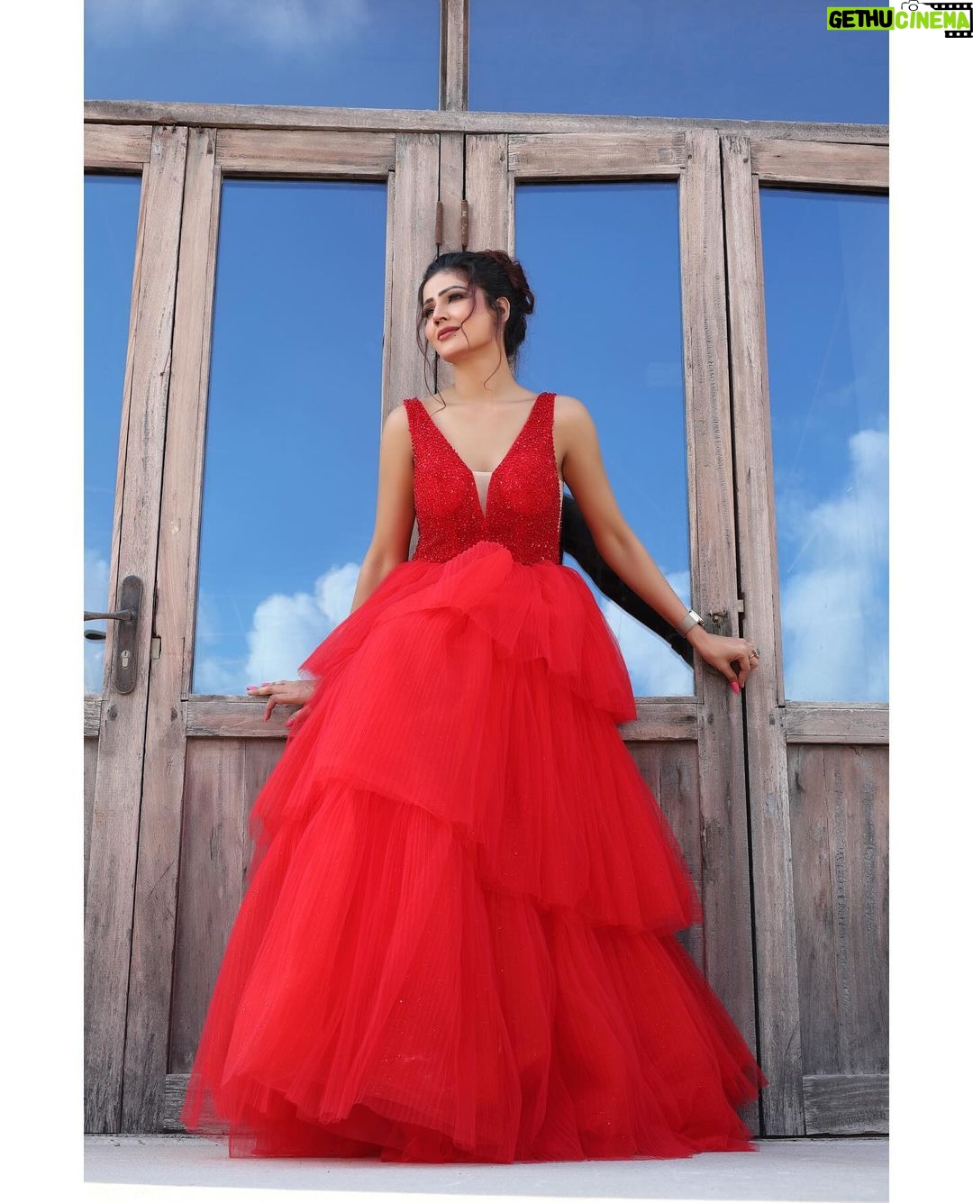 Soniya Bansal Instagram - If you don't like something, change it. If you can't change it, change your attitude
