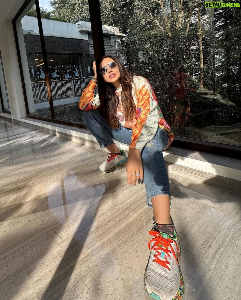 Sonnalli Seygall Instagram - Ending the year with people we love & places we adore ❤️ @hyattregencydhm being the perfect host here in the mountains 🫶 Mountains have a piece of my heart always! So glad we doing this @asheshlsajnani @chefyajushmalik 🕺😘 #mountaingirl #travelwithsonnalli #newyeargoals #friendslikefamily Hyatt Regency Dharamshala