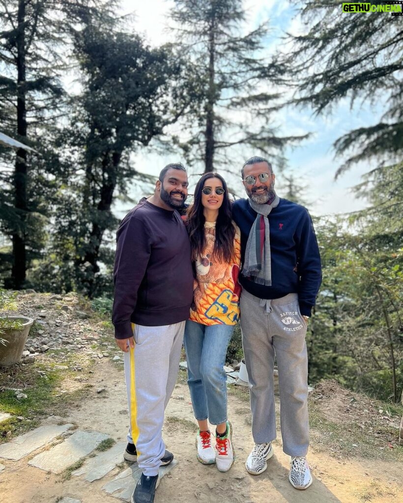 Sonnalli Seygall Instagram - Ending the year with people we love & places we adore ❤️ @hyattregencydhm being the perfect host here in the mountains 🫶 Mountains have a piece of my heart always! So glad we doing this @asheshlsajnani @chefyajushmalik 🕺😘 #mountaingirl #travelwithsonnalli #newyeargoals #friendslikefamily Hyatt Regency Dharamshala