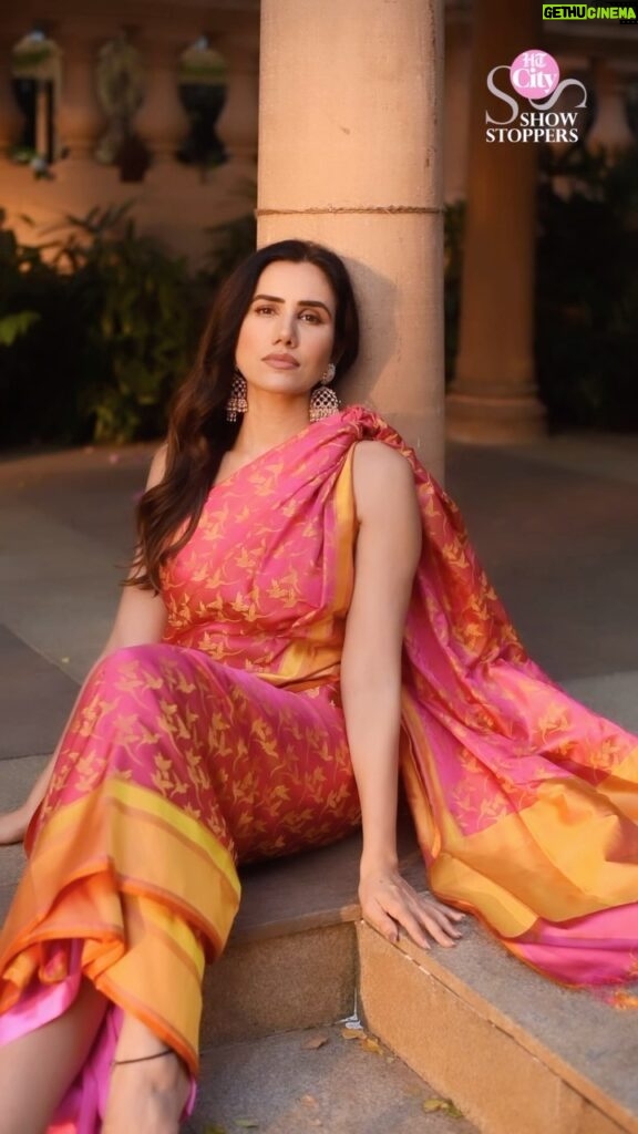Sonnalli Seygall Instagram - Handloom weaves have a timeless charm. Bright, chirpy colours and quirky motifs are a great way to celebrate an elegant weave in the wedding season. Actor Sonnalli Seygall (@sonnalliseygall) shoots for HT City Showstoppers wears a stunning Banaras satin silk saree with flying bird motifs by designer and handloom revivalist Vidhi Singhania (@vidhi_singhania). She teamed the saree with elaborate gold jhumkis by Sahai Ambar Pariddi (@sahai_ambar_pariddi) Soft, wavy hair, sleek brows and nude makeup completes the look. Credits Styling and Direction: Shara Ashraf (@sharaashraf) Video: Tanya Agarwal (@tanya.agarwall_) Video Editing: Zahera Kayanat (@kayanaaaaat) Production: Kavita Awasthi (@kavita600) & Shweta Sunny (@shweta__sunny) Makeup and Hair: Vipul Chudasama (@vipulchudasamaofficial) and Pooja Chudasama (@poojacofficial) Location: ITC Maratha, Andheri East (@itcmaratha) PR: Focus PR (@focuspr) One Communication (@one__communication) #handloom #handloomsaree #handloomlove #handloomlover #handloomlovers #banarasisilk #banarasi #satinsilksarees #satinsilk #birdmotifs #fashion #fashionstyle #fashiongram #sareelove #sareelover #sareelovers #sonnalliseygall