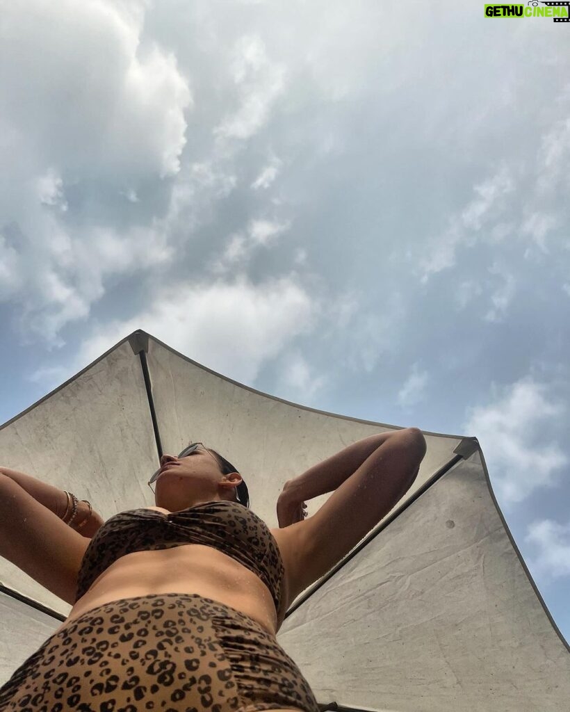 Sonnalli Seygall Instagram - Sunday = Pool day ☀ 🏊‍♀🍹 @grandhyattmumbai #ｓｕｎｄａｙｍｏｏｄ