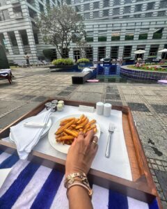 Sonnalli Seygall Instagram - Sunday = Pool day ☀️ 🏊‍♀️🍹 @grandhyattmumbai #ｓｕｎｄａｙｍｏｏｄ