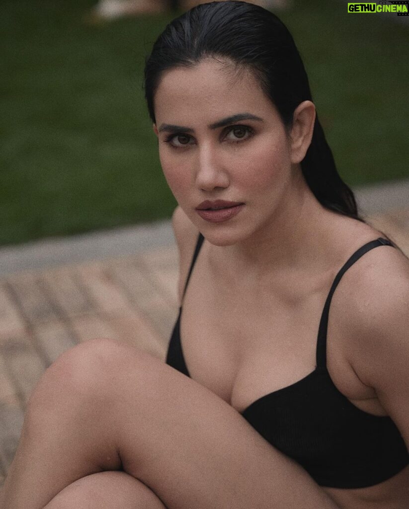Sonnalli Seygall Instagram - Keep your vibe and your tribe clean. Be good. Do good. Don’t bitch or gossip viciously . Focus on yourself and your growth every day. ~ Just some weekend gyaan from the heart ❤️ 📸 @dieppj #lifegoals #weekendmood #wellnessjourney #thegoodvibetribe