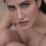 Sonnalli Seygall Instagram - Keep your vibe and your tribe clean. Be good. Do good. Don’t bitch or gossip viciously . Focus on yourself and your growth every day. ~ Just some weekend gyaan from the heart ❤️ 📸 @dieppj #lifegoals #weekendmood #wellnessjourney #thegoodvibetribe