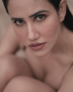 Sonnalli Seygall Instagram - Keep your vibe and your tribe clean. Be good. Do good. Don’t bitch or gossip viciously . Focus on yourself and your growth every day. ~ Just some weekend gyaan from the heart ❤️ 📸 @dieppj #lifegoals #weekendmood #wellnessjourney #thegoodvibetribe