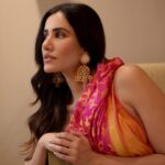 Sonnalli Seygall Instagram - Sonnalli A Sajnani’s (@sonnalliseygall) love for fashion goes all the way back to her childhood. Even before she hit teenagehood, the actor knew what she wanted to wear. “When I was 13, I used to cut my mum’s sarees and incorporate them into my jeans,” she tells us. From the little girl DIY-ing her way through fashion to now, where her personal style is “experimental and eccentric”, the Pyaar Ka Punchnama actor has come a long way. As she dresses up in a bright pink saree for a shoot with us, she recalls the first time she wore one. “It was for Saraswati Puja, which is huge in Calcutta [where I grew up]. I remember my mum bought a yellow saree, meant for little girls, when I was 5–6 years old.” Photos: Tanya Agarwal (@tanya.agarwall_) Production: Kavita Awasthi (@kavita600), Shweta Sunny (@shweta__sunny), & Zahera Kayanat (@kayanaaaaat) Outfit: Saree by Vidhi Singhania (@vidhi_singhania) & Gown by Abhishek Sharma (@abhisheksharmastudio) Jewellery: Sahai Ambar Pariddi (@sahai_ambar_pariddi) Makeup and Hair: Vipul Chudasama (@vipulchudasamaofficial) and Pooja Chudasama (@poojacofficial) Location: ITC Maratha, Andheri East (@itcmaratha) PR: Focus PR (@focuspr) One Communication (@one__communication) #handloom #handloomsaree #handloomlove #handloomlover #handloomlovers #banarasisilk #banarasi #satinsilksarees #satinsilk #gown #gowndress #gowninspiration #fashion #fashionstyle #fashiongram #sareelove #sareelover #sareelovers #sonnalliseygall