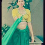Sonnalli Seygall Instagram – GRWM, filmy style ! 😎 

Saree: @raw_mango 
Jewellery: @aquamarine_jewellery 
Stylist: @trishadjani 

#grwm #desifashion #sareelover #indianweaves #bohojewellery