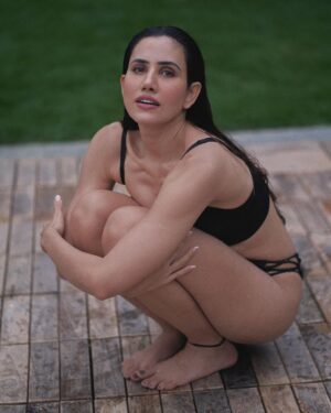 Sonnalli Seygall Instagram - Keep your vibe and your tribe clean.
Be good. Do good. Don’t bitch or gossip viciously . Focus on yourself and your growth every day. 
~ Just some weekend gyaan from the heart ❤️

📸 @dieppj 

#lifegoals #weekendmood #wellnessjourney #thegoodvibetribe