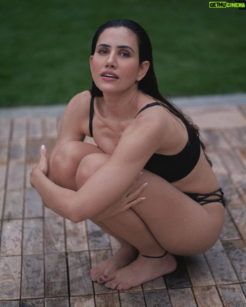 Sonnalli Seygall Instagram - Keep your vibe and your tribe clean. Be good. Do good. Don’t bitch or gossip viciously . Focus on yourself and your growth every day. ~ Just some weekend gyaan from the heart ❤ 📸 @dieppj #lifegoals #weekendmood #wellnessjourney #thegoodvibetribe