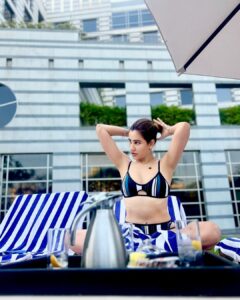 Sonnalli Seygall Instagram - Sunday well done ✅ 🌞 ❤️ Hello 🦌 Husband & sanity keeper @asheshlsajnani Friend & cameraman @kunala Location & fav Sunday hang @grandhyattmumbai #sundaymood☀️ #waterbaby