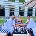 Sonnalli Seygall Instagram - Sunday well done ✅ 🌞 ❤️ Hello 🦌 Husband & sanity keeper @asheshlsajnani Friend & cameraman @kunala Location & fav Sunday hang @grandhyattmumbai #sundaymood☀️ #waterbaby