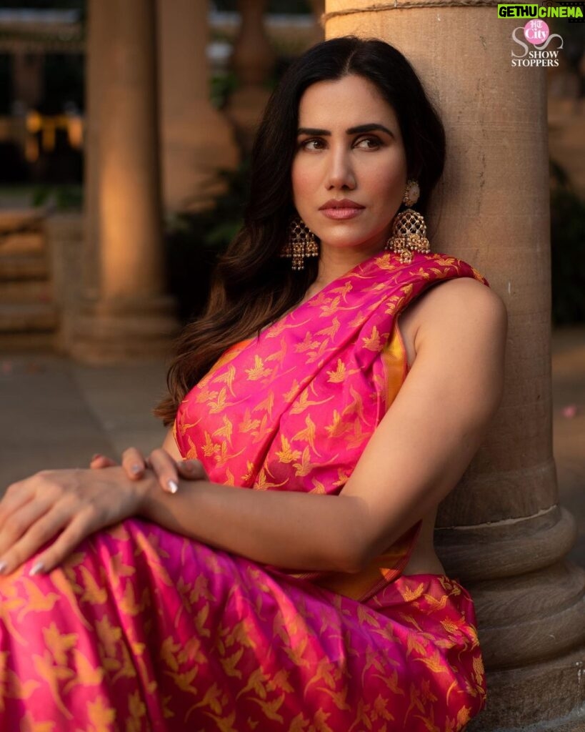 Sonnalli Seygall Instagram - Sonnalli A Sajnani’s (@sonnalliseygall) love for fashion goes all the way back to her childhood. Even before she hit teenagehood, the actor knew what she wanted to wear. “When I was 13, I used to cut my mum’s sarees and incorporate them into my jeans,” she tells us. From the little girl DIY-ing her way through fashion to now, where her personal style is “experimental and eccentric”, the Pyaar Ka Punchnama actor has come a long way. As she dresses up in a bright pink saree for a shoot with us, she recalls the first time she wore one. “It was for Saraswati Puja, which is huge in Calcutta [where I grew up]. I remember my mum bought a yellow saree, meant for little girls, when I was 5–6 years old.” Photos: Tanya Agarwal (@tanya.agarwall_) Production: Kavita Awasthi (@kavita600), Shweta Sunny (@shweta__sunny), & Zahera Kayanat (@kayanaaaaat) Outfit: Saree by Vidhi Singhania (@vidhi_singhania) & Gown by Abhishek Sharma (@abhisheksharmastudio) Jewellery: Sahai Ambar Pariddi (@sahai_ambar_pariddi) Makeup and Hair: Vipul Chudasama (@vipulchudasamaofficial) and Pooja Chudasama (@poojacofficial) Location: ITC Maratha, Andheri East (@itcmaratha) PR: Focus PR (@focuspr) One Communication (@one__communication) #handloom #handloomsaree #handloomlove #handloomlover #handloomlovers #banarasisilk #banarasi #satinsilksarees #satinsilk #gown #gowndress #gowninspiration #fashion #fashionstyle #fashiongram #sareelove #sareelover #sareelovers #sonnalliseygall