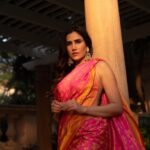 Sonnalli Seygall Instagram - Sonnalli A Sajnani’s (@sonnalliseygall) love for fashion goes all the way back to her childhood. Even before she hit teenagehood, the actor knew what she wanted to wear. “When I was 13, I used to cut my mum’s sarees and incorporate them into my jeans,” she tells us. From the little girl DIY-ing her way through fashion to now, where her personal style is “experimental and eccentric”, the Pyaar Ka Punchnama actor has come a long way. As she dresses up in a bright pink saree for a shoot with us, she recalls the first time she wore one. “It was for Saraswati Puja, which is huge in Calcutta [where I grew up]. I remember my mum bought a yellow saree, meant for little girls, when I was 5–6 years old.” Photos: Tanya Agarwal (@tanya.agarwall_) Production: Kavita Awasthi (@kavita600), Shweta Sunny (@shweta__sunny), & Zahera Kayanat (@kayanaaaaat) Outfit: Saree by Vidhi Singhania (@vidhi_singhania) & Gown by Abhishek Sharma (@abhisheksharmastudio) Jewellery: Sahai Ambar Pariddi (@sahai_ambar_pariddi) Makeup and Hair: Vipul Chudasama (@vipulchudasamaofficial) and Pooja Chudasama (@poojacofficial) Location: ITC Maratha, Andheri East (@itcmaratha) PR: Focus PR (@focuspr) One Communication (@one__communication) #handloom #handloomsaree #handloomlove #handloomlover #handloomlovers #banarasisilk #banarasi #satinsilksarees #satinsilk #gown #gowndress #gowninspiration #fashion #fashionstyle #fashiongram #sareelove #sareelover #sareelovers #sonnalliseygall