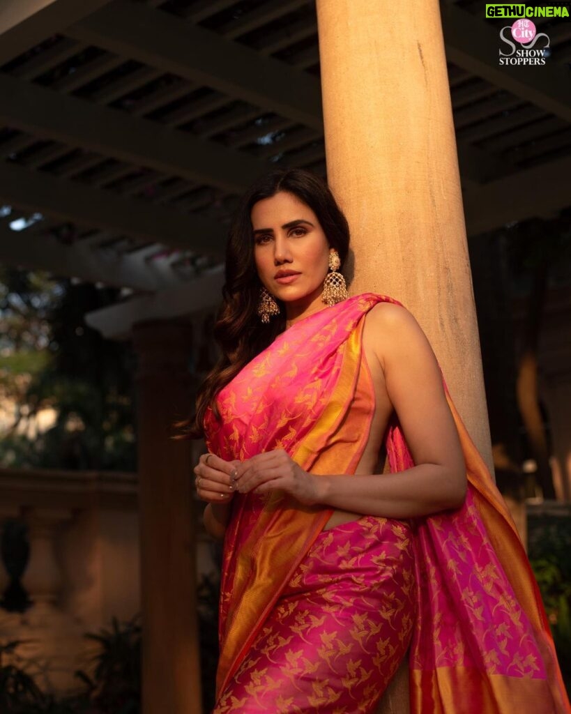 Sonnalli Seygall Instagram - Sonnalli A Sajnani’s (@sonnalliseygall) love for fashion goes all the way back to her childhood. Even before she hit teenagehood, the actor knew what she wanted to wear. “When I was 13, I used to cut my mum’s sarees and incorporate them into my jeans,” she tells us. From the little girl DIY-ing her way through fashion to now, where her personal style is “experimental and eccentric”, the Pyaar Ka Punchnama actor has come a long way. As she dresses up in a bright pink saree for a shoot with us, she recalls the first time she wore one. “It was for Saraswati Puja, which is huge in Calcutta [where I grew up]. I remember my mum bought a yellow saree, meant for little girls, when I was 5–6 years old.” Photos: Tanya Agarwal (@tanya.agarwall_) Production: Kavita Awasthi (@kavita600), Shweta Sunny (@shweta__sunny), & Zahera Kayanat (@kayanaaaaat) Outfit: Saree by Vidhi Singhania (@vidhi_singhania) & Gown by Abhishek Sharma (@abhisheksharmastudio) Jewellery: Sahai Ambar Pariddi (@sahai_ambar_pariddi) Makeup and Hair: Vipul Chudasama (@vipulchudasamaofficial) and Pooja Chudasama (@poojacofficial) Location: ITC Maratha, Andheri East (@itcmaratha) PR: Focus PR (@focuspr) One Communication (@one__communication) #handloom #handloomsaree #handloomlove #handloomlover #handloomlovers #banarasisilk #banarasi #satinsilksarees #satinsilk #gown #gowndress #gowninspiration #fashion #fashionstyle #fashiongram #sareelove #sareelover #sareelovers #sonnalliseygall