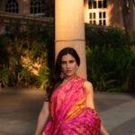 Sonnalli Seygall Instagram – Sonnalli A Sajnani’s (@sonnalliseygall) love for fashion goes all the way back to her childhood. Even before she hit teenagehood, the actor knew what she wanted to wear. 

“When I was 13, I used to cut my mum’s sarees and incorporate them into my jeans,” she tells us. 

From the little girl DIY-ing her way through fashion to now, where her personal style is “experimental and eccentric”, the Pyaar Ka Punchnama actor has come a long way. 

As she dresses up in a bright pink saree for a shoot with us, she recalls the first time she wore one. “It was for Saraswati Puja, which is huge in Calcutta [where I grew up]. I remember my mum bought a yellow saree, meant for little girls, when I was 5–6 years old.” 

Photos: Tanya Agarwal (@tanya.agarwall_)
Production: Kavita Awasthi (@kavita600), Shweta Sunny (@shweta__sunny), & Zahera Kayanat (@kayanaaaaat)
Outfit: Saree by Vidhi Singhania (@vidhi_singhania) & Gown by Abhishek Sharma (@abhisheksharmastudio)
Jewellery: Sahai Ambar Pariddi (@sahai_ambar_pariddi)
Makeup and Hair: Vipul Chudasama (@vipulchudasamaofficial) and Pooja Chudasama (@poojacofficial)
Location: ITC Maratha, Andheri East (@itcmaratha)
PR: Focus PR (@focuspr)
One Communication (@one__communication) 

#handloom #handloomsaree #handloomlove #handloomlover #handloomlovers #banarasisilk #banarasi #satinsilksarees #satinsilk #gown #gowndress #gowninspiration #fashion #fashionstyle #fashiongram #sareelove #sareelover #sareelovers #sonnalliseygall