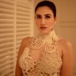 Sonnalli Seygall Instagram - Sonnalli A Sajnani’s (@sonnalliseygall) love for fashion goes all the way back to her childhood. Even before she hit teenagehood, the actor knew what she wanted to wear. “When I was 13, I used to cut my mum’s sarees and incorporate them into my jeans,” she tells us. From the little girl DIY-ing her way through fashion to now, where her personal style is “experimental and eccentric”, the Pyaar Ka Punchnama actor has come a long way. As she dresses up in a bright pink saree for a shoot with us, she recalls the first time she wore one. “It was for Saraswati Puja, which is huge in Calcutta [where I grew up]. I remember my mum bought a yellow saree, meant for little girls, when I was 5–6 years old.” Photos: Tanya Agarwal (@tanya.agarwall_) Production: Kavita Awasthi (@kavita600), Shweta Sunny (@shweta__sunny), & Zahera Kayanat (@kayanaaaaat) Outfit: Saree by Vidhi Singhania (@vidhi_singhania) & Gown by Abhishek Sharma (@abhisheksharmastudio) Jewellery: Sahai Ambar Pariddi (@sahai_ambar_pariddi) Makeup and Hair: Vipul Chudasama (@vipulchudasamaofficial) and Pooja Chudasama (@poojacofficial) Location: ITC Maratha, Andheri East (@itcmaratha) PR: Focus PR (@focuspr) One Communication (@one__communication) #handloom #handloomsaree #handloomlove #handloomlover #handloomlovers #banarasisilk #banarasi #satinsilksarees #satinsilk #gown #gowndress #gowninspiration #fashion #fashionstyle #fashiongram #sareelove #sareelover #sareelovers #sonnalliseygall