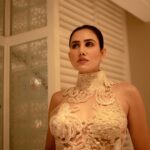 Sonnalli Seygall Instagram - Sonnalli A Sajnani’s (@sonnalliseygall) love for fashion goes all the way back to her childhood. Even before she hit teenagehood, the actor knew what she wanted to wear. “When I was 13, I used to cut my mum’s sarees and incorporate them into my jeans,” she tells us. From the little girl DIY-ing her way through fashion to now, where her personal style is “experimental and eccentric”, the Pyaar Ka Punchnama actor has come a long way. As she dresses up in a bright pink saree for a shoot with us, she recalls the first time she wore one. “It was for Saraswati Puja, which is huge in Calcutta [where I grew up]. I remember my mum bought a yellow saree, meant for little girls, when I was 5–6 years old.” Photos: Tanya Agarwal (@tanya.agarwall_) Production: Kavita Awasthi (@kavita600), Shweta Sunny (@shweta__sunny), & Zahera Kayanat (@kayanaaaaat) Outfit: Saree by Vidhi Singhania (@vidhi_singhania) & Gown by Abhishek Sharma (@abhisheksharmastudio) Jewellery: Sahai Ambar Pariddi (@sahai_ambar_pariddi) Makeup and Hair: Vipul Chudasama (@vipulchudasamaofficial) and Pooja Chudasama (@poojacofficial) Location: ITC Maratha, Andheri East (@itcmaratha) PR: Focus PR (@focuspr) One Communication (@one__communication) #handloom #handloomsaree #handloomlove #handloomlover #handloomlovers #banarasisilk #banarasi #satinsilksarees #satinsilk #gown #gowndress #gowninspiration #fashion #fashionstyle #fashiongram #sareelove #sareelover #sareelovers #sonnalliseygall
