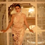 Sonnalli Seygall Instagram - Sonnalli A Sajnani’s (@sonnalliseygall) love for fashion goes all the way back to her childhood. Even before she hit teenagehood, the actor knew what she wanted to wear. “When I was 13, I used to cut my mum’s sarees and incorporate them into my jeans,” she tells us. From the little girl DIY-ing her way through fashion to now, where her personal style is “experimental and eccentric”, the Pyaar Ka Punchnama actor has come a long way. As she dresses up in a bright pink saree for a shoot with us, she recalls the first time she wore one. “It was for Saraswati Puja, which is huge in Calcutta [where I grew up]. I remember my mum bought a yellow saree, meant for little girls, when I was 5–6 years old.” Photos: Tanya Agarwal (@tanya.agarwall_) Production: Kavita Awasthi (@kavita600), Shweta Sunny (@shweta__sunny), & Zahera Kayanat (@kayanaaaaat) Outfit: Saree by Vidhi Singhania (@vidhi_singhania) & Gown by Abhishek Sharma (@abhisheksharmastudio) Jewellery: Sahai Ambar Pariddi (@sahai_ambar_pariddi) Makeup and Hair: Vipul Chudasama (@vipulchudasamaofficial) and Pooja Chudasama (@poojacofficial) Location: ITC Maratha, Andheri East (@itcmaratha) PR: Focus PR (@focuspr) One Communication (@one__communication) #handloom #handloomsaree #handloomlove #handloomlover #handloomlovers #banarasisilk #banarasi #satinsilksarees #satinsilk #gown #gowndress #gowninspiration #fashion #fashionstyle #fashiongram #sareelove #sareelover #sareelovers #sonnalliseygall