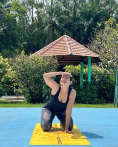 Sonnalli Seygall Instagram - Choose the correct order & vote! (Last photo just for kicks. Ignore) A. Eagle pose, Lion pose, Cat pose, Lizard pose B. Lion pose, Lizard pose, Cat pose, Eagle pose C. Lizard pose, Cat pose, Eagle pose, Lion pose