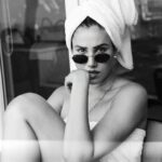 Sonnalli Seygall Instagram - Shot on film. It’s a mood 🖤🤍 📷🎞️ @dieppj ———————————————————————————————— #shotonfilm #blackandwhite #retrofashion #classic