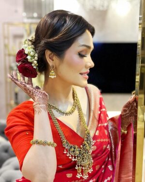 Sonu Kakkar Instagram - My Karwa Chauth Look this year♥️🥰🌙

Saree @roopmilanofficial
Blouse @purvisethiacouture 
Hair by @flawlesshair_by_sharmila
Jewellery @kushalsfashionjewellery
Styling @styleitupwithraavi @littlepuffsofhappiness
Mehndi @mehendi_artist_by_shagufta 

#karwachauth #look #sonukakkar #indian #attire  #traditionallook #saree