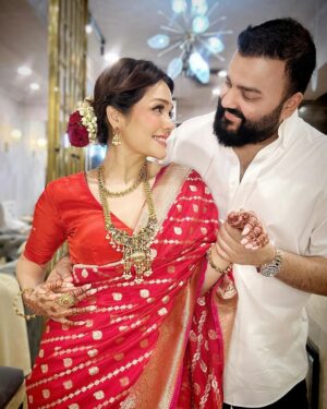 Sonu Kakkar Instagram - Happy Karwa Chauth♥️🫶🏻🌙

Saree @roopmilanofficial
Blouse @purvisethiacouture 
Hair by @flawlesshair_by_sharmila
Jewellery @kushalsfashionjewellery
Styling @styleitupwithraavi @littlepuffsofhappiness