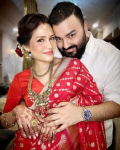Sonu Kakkar Instagram - Happy Karwa Chauth♥️🫶🏻🌙 Saree @roopmilanofficial Blouse @purvisethiacouture Hair by @flawlesshair_by_sharmila Jewellery @kushalsfashionjewellery Styling @styleitupwithraavi @littlepuffsofhappiness