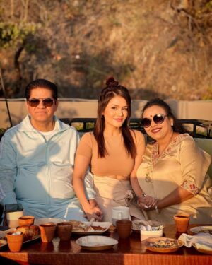 Sonu Kakkar Instagram - Happy anniversary mamma papa💐You are the best♥️🙏🏻

#marriageanniversary #momdad #sonukakkar